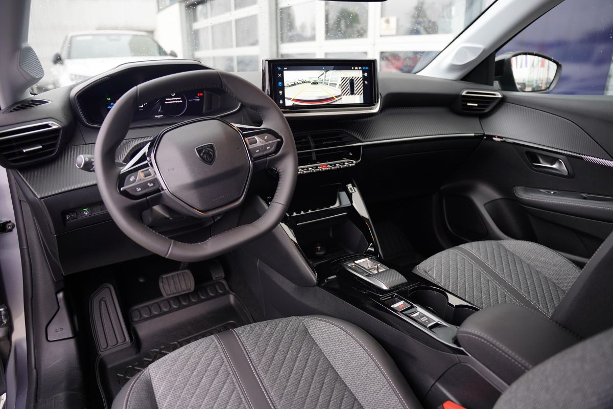Peugeot e208  - ALLURE interior 6