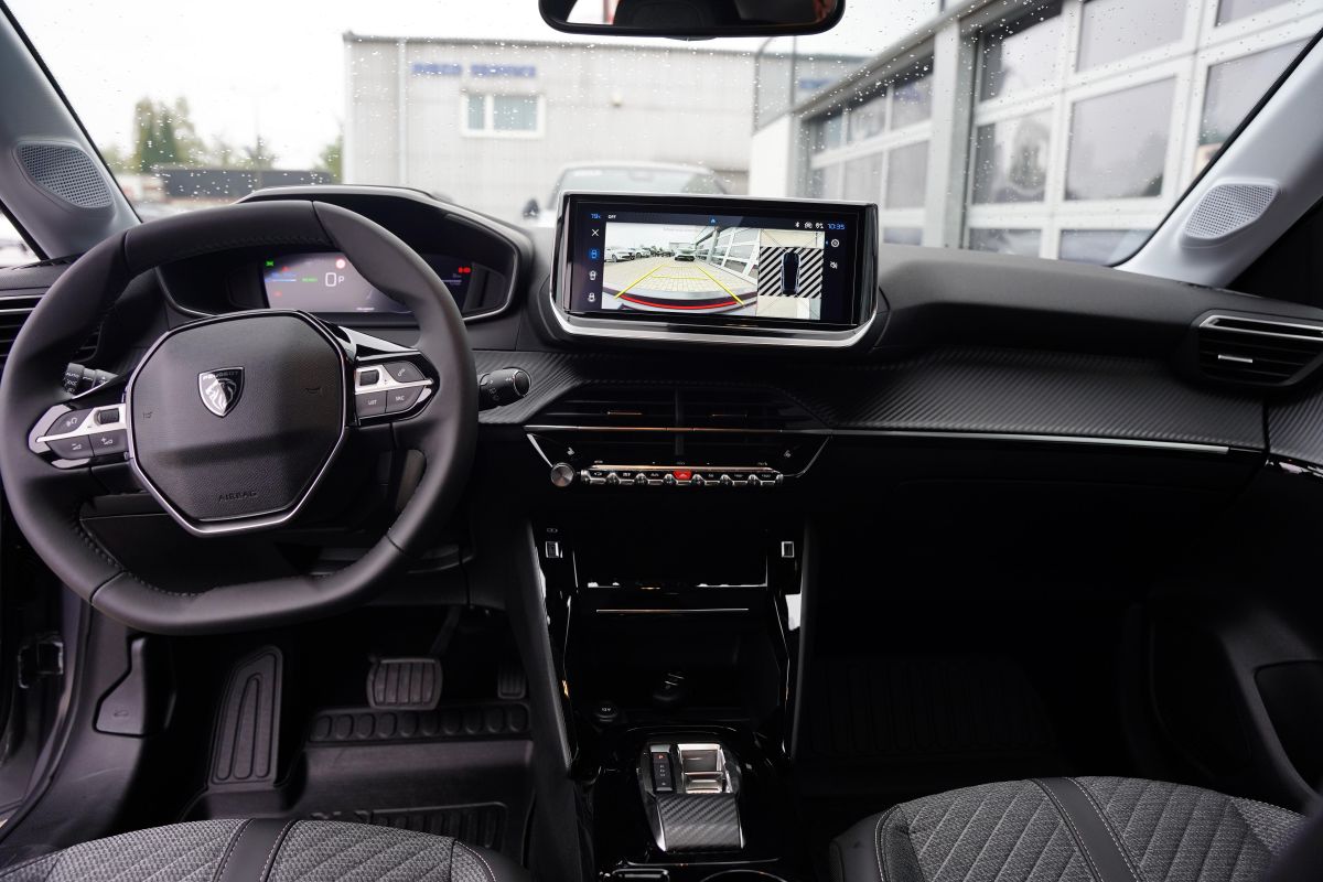 Peugeot e208  - ALLURE interior 7