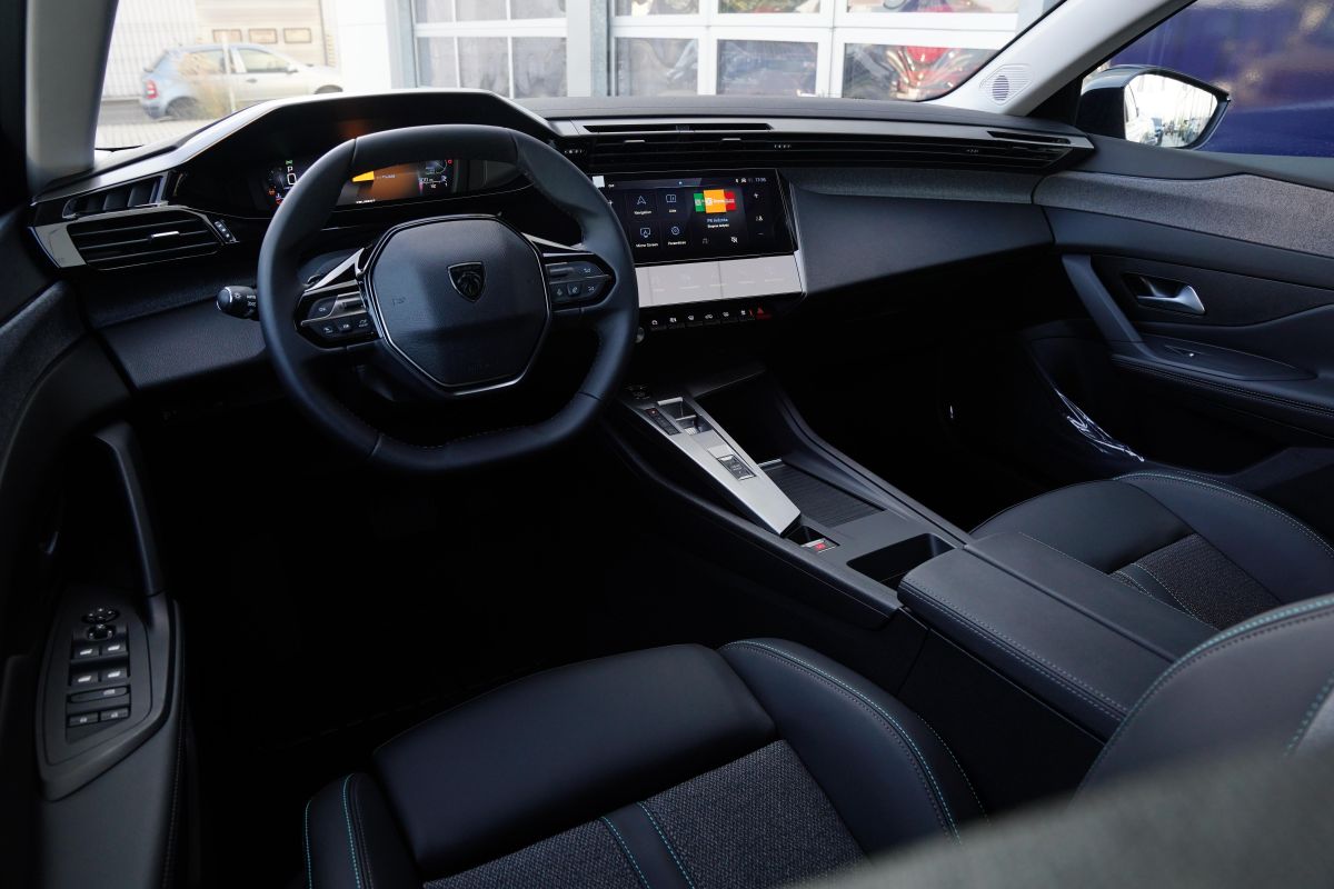 Peugeot 408  - ALLURE interior 10