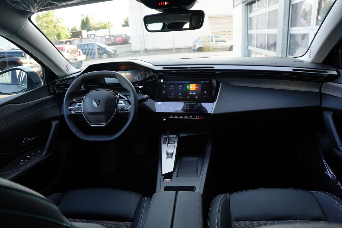 Peugeot 408  - ALLURE interior 12