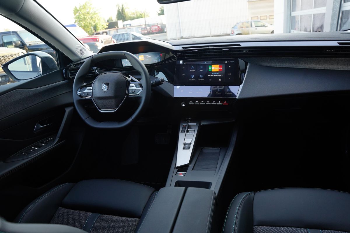 Peugeot 408  - ALLURE interior 13
