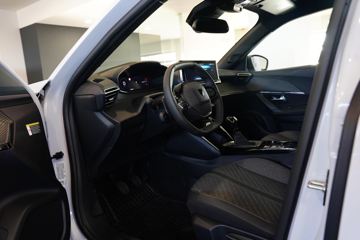 Peugeot Nowy 2008  - ALLURE interior 8