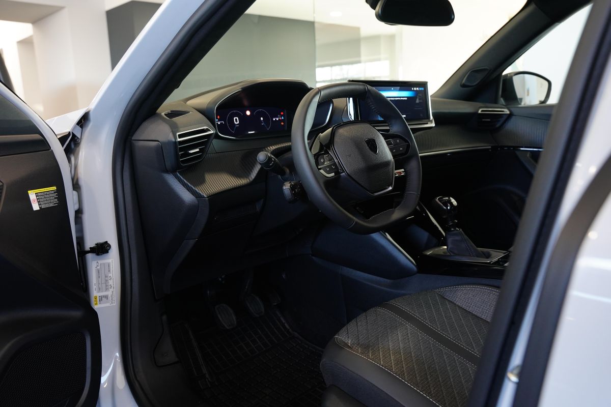 Peugeot Nowy 2008  - ALLURE interior 9